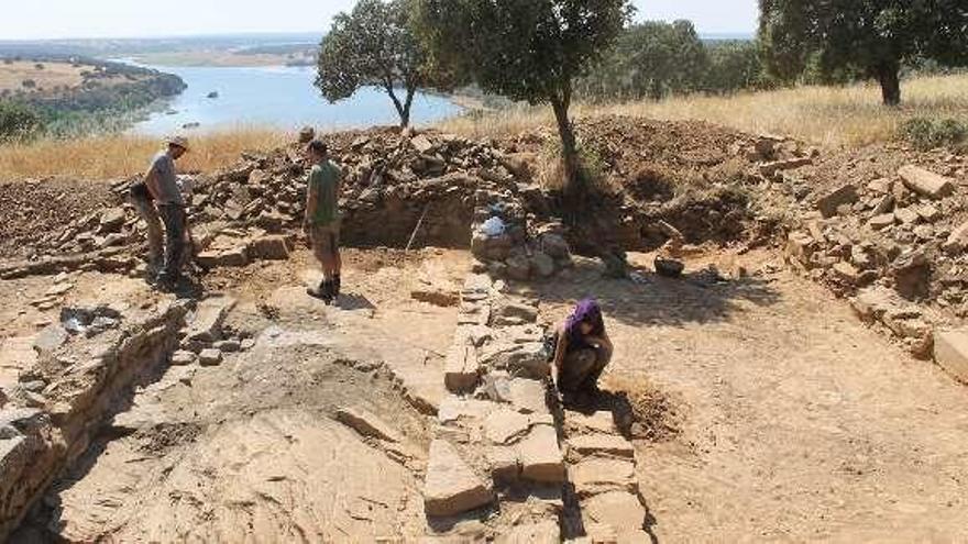 Excavaciones arqueológicas en &quot;El Castillón&quot;.