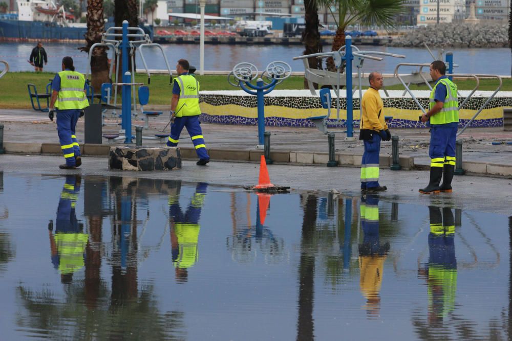 El paseo marítimo de Huelin y la calle Pacífico amanecían inundadas por el agua y provocando retenciones de tráfico.