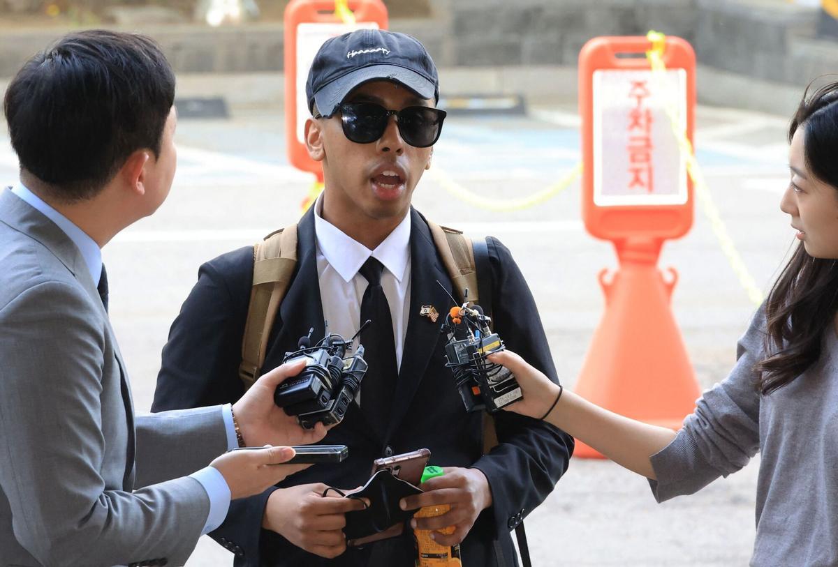 El youtuber estadounidense Johnny Somali habla con los periodistas a su llegada a un tribunal para asistir a su juicio por cargos que incluyen obstrucción de negocios e infracciones menores de orden público, en el Tribunal del Distrito Oeste de Seúl, el 15 de abril de 2026.