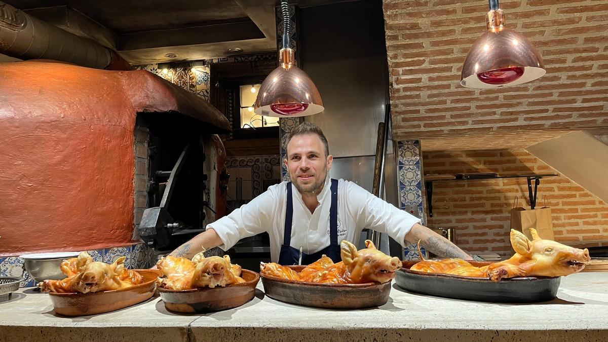 Gonzalo de Pedro, con los cochinillos que salen de su horno.