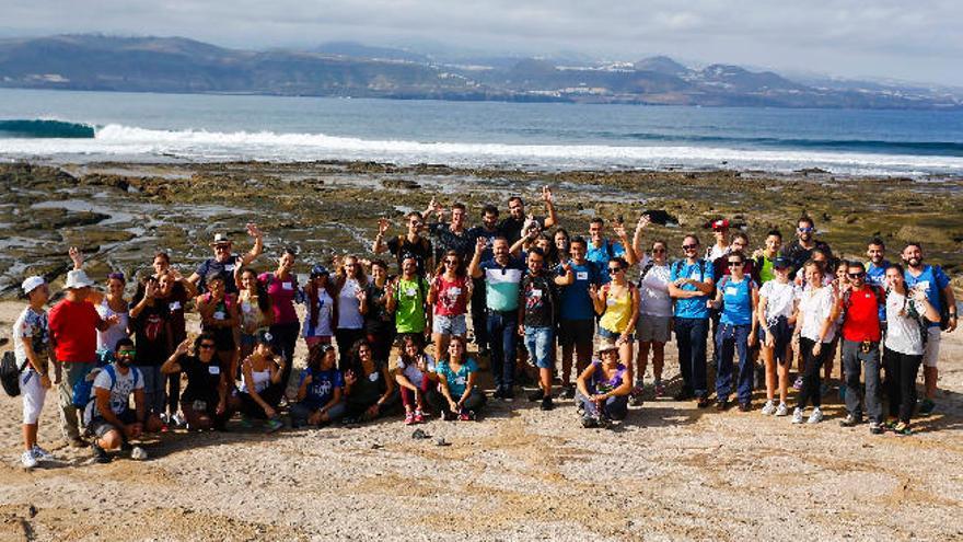 Foto de familia de los voluntarios que ayer participaron en la limpieza de El Confital.