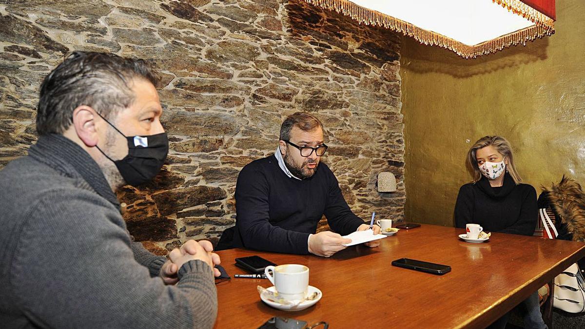 Cuíña, ayer en el encuentro con los medios en el bar Alola, junto a Medela y a Ríos. |  // BERNABÉ/JAVIER LALÍN