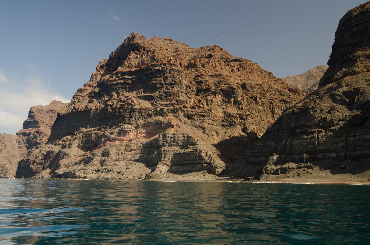 Una playa secreta rodeada de naturaleza salvaje.