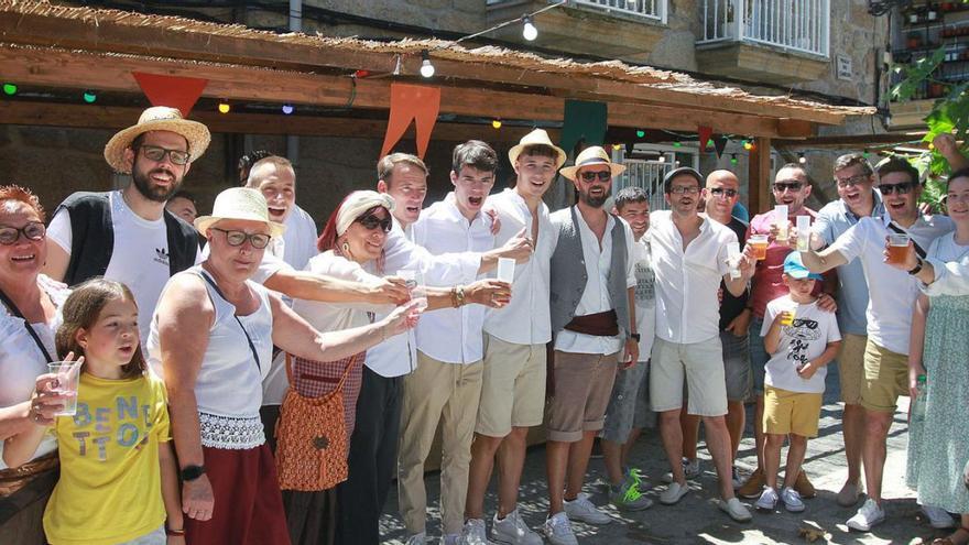 Vecinos y visitantes en la Festa dos Foros, en la localidad de Seixalbo.   | // IÑAKI OSORIO