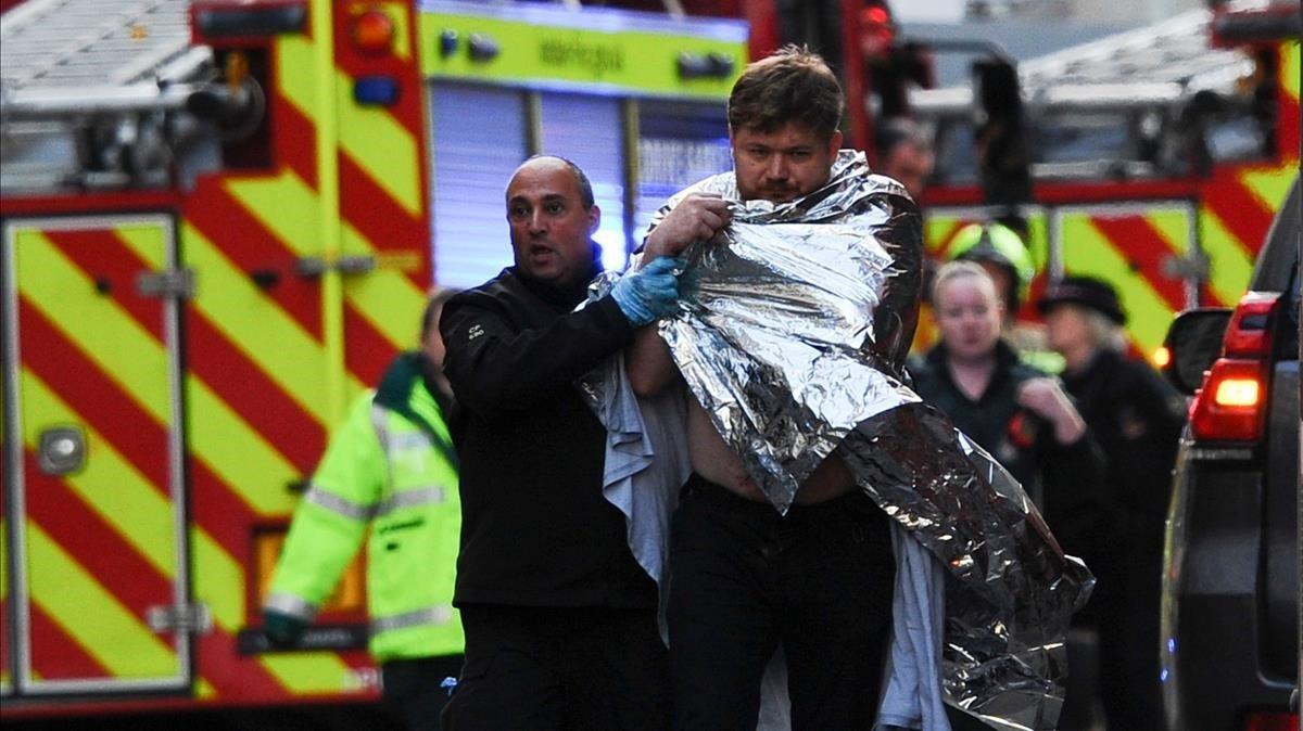 zentauroepp51142768 police assist an injured man near london bridge in london  o191129194416