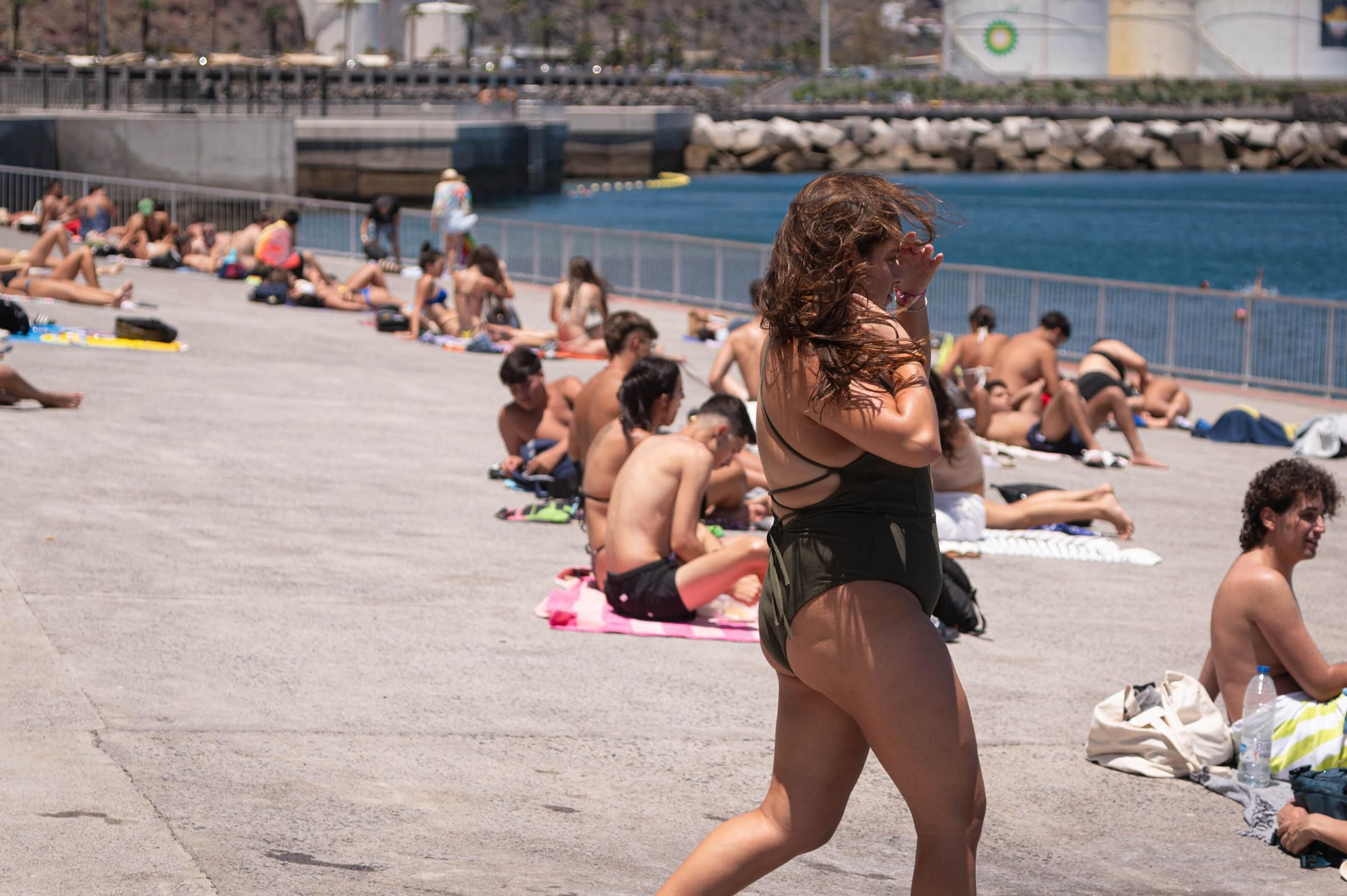 Los tinerfeños disfrutan del buen tiempo en la costa de Santa Cruz