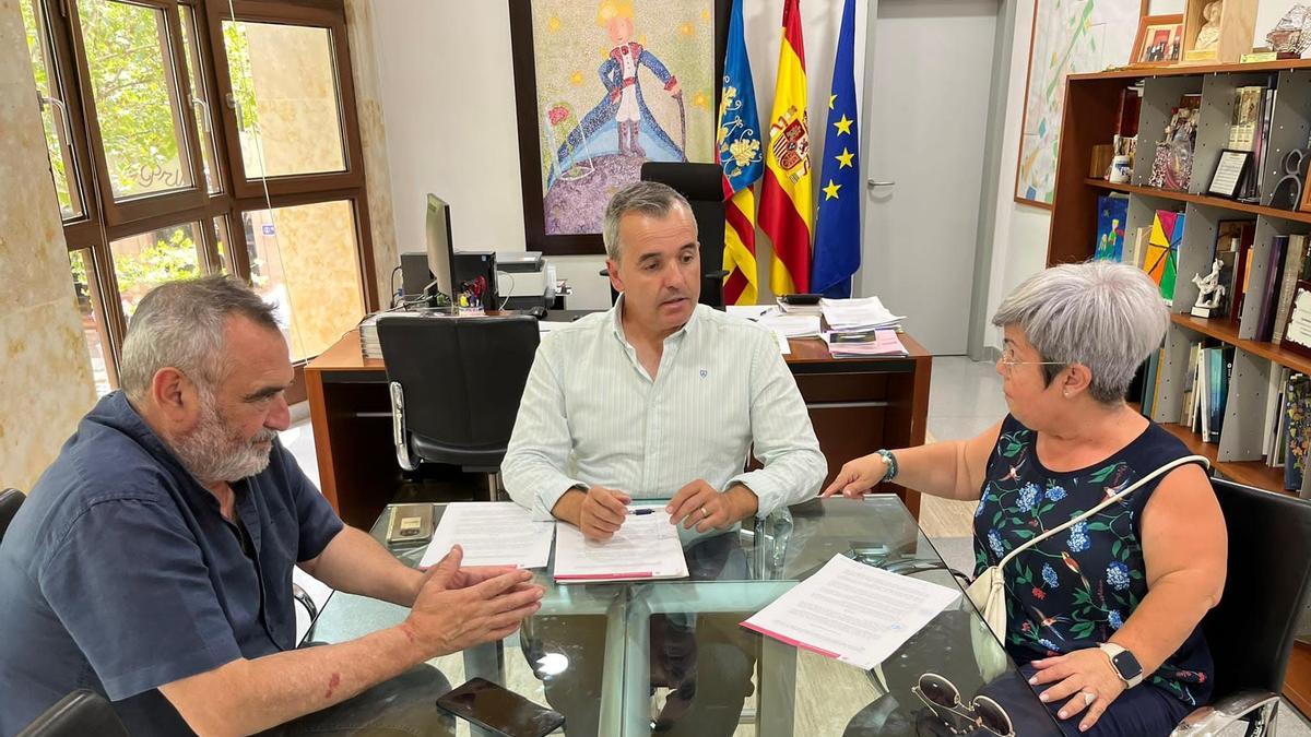 La firma del convenio en el Ayuntamiento de Aspe.