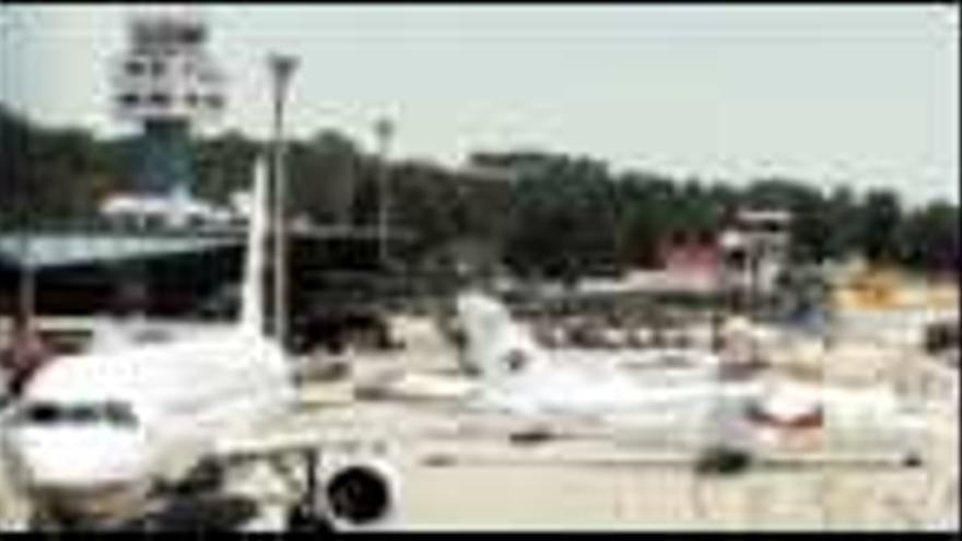 El estacionamiento del aeropuerto de Peinador, ocupado por aviones de distintas compañías aéreas. / JESÚS DE ARCOS