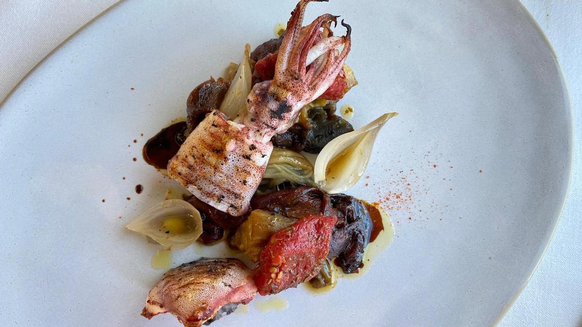 El calamar de potera a la brasa con escalivada del restaurante Al Kostat del Mar.