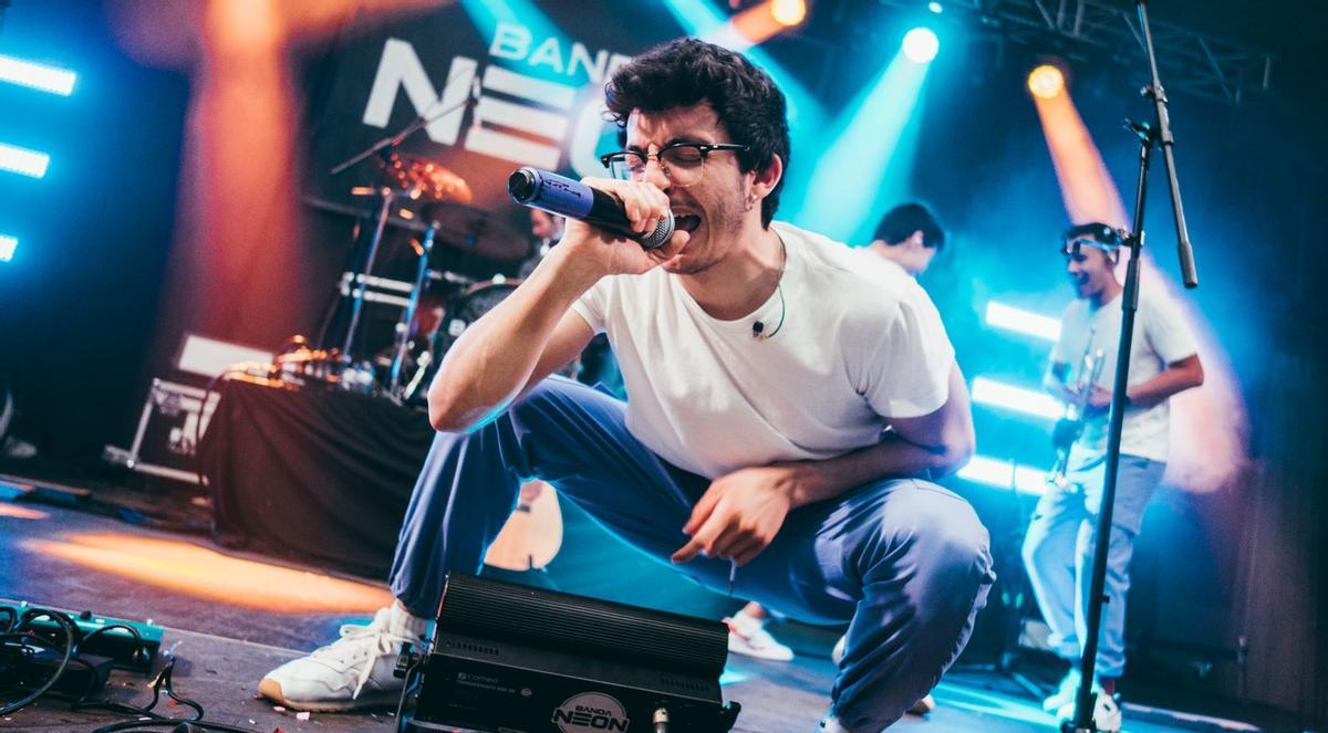 Bagó en ple concert de Banda Neon