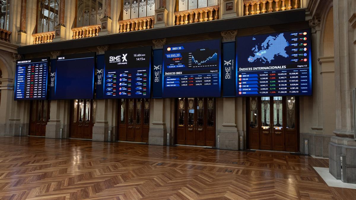 Paneles del Ibex 35 en el Palacio de la Bolsa, a 16 de abril de 2024, en Madrid (España).