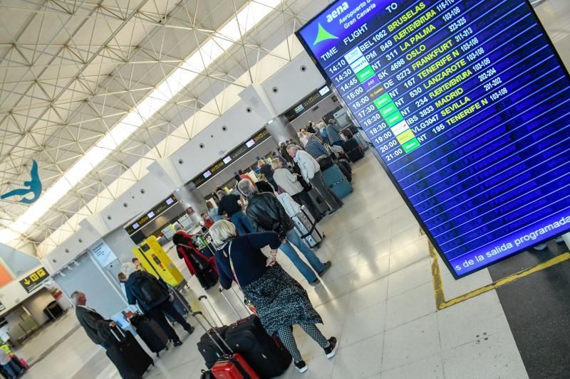 25-03-20  GRAN CANARIA. AEROPUERTO DE GRAN CANARIA. INGENIO TELDE. Ultimos turistas en salir y llegada de un vuelo desde Barcelona con tan solo once pasajeros. Efecto del Covid-19 en el Aeropuerto de Gran Canaria.  Fotos: Juan Castro.  | 25/03/2020 | Fotógrafo: Juan Carlos Castro