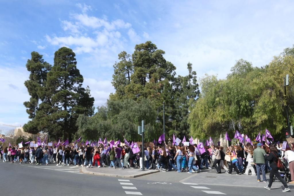 Las estudiantes toman las calles de València en el 8M