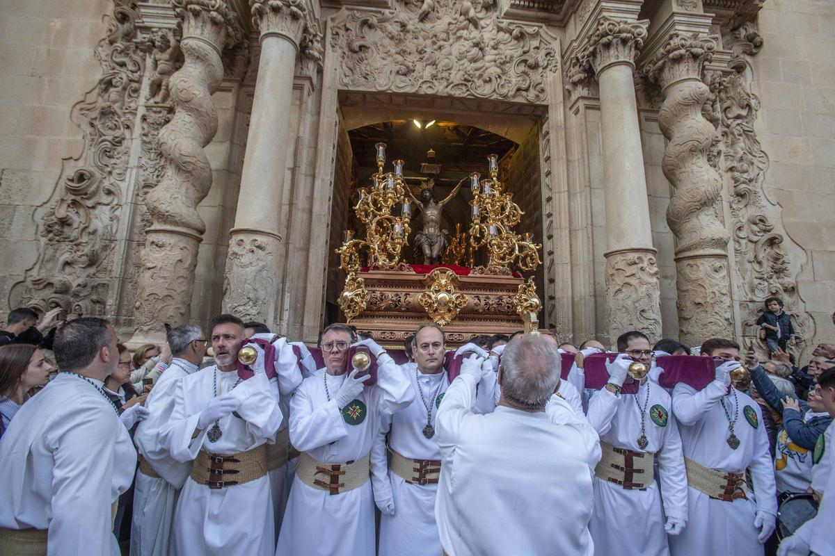 Alicante vive uno de los momentos más especiales del Martes Santo con la procesión del Cristo del Mar
