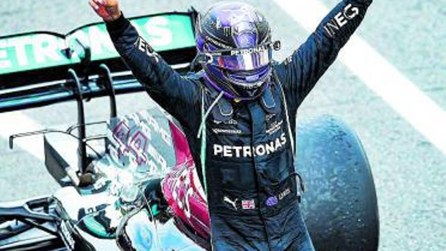 Hamilton, feliz, celebra su victoria en Montmeló. | XAVI BONILLA / AFP7