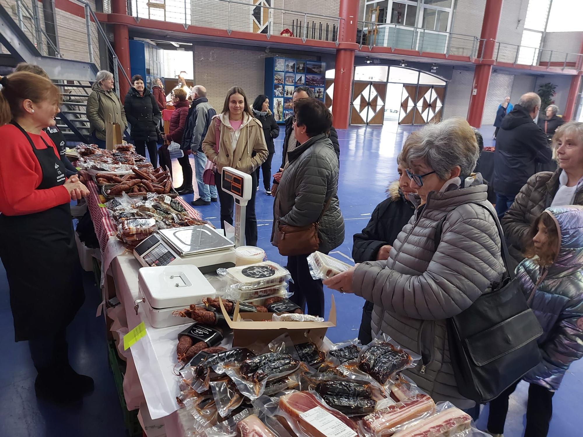 En imágenes: El mercado de productos del cerdo llena el ferial de Vegadeo