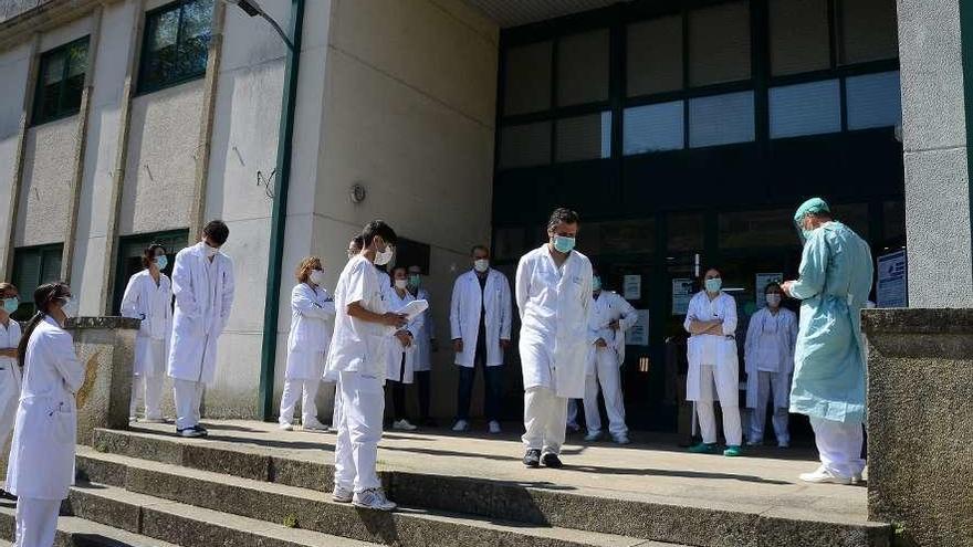 Personal del centro de salud buenense en un reparto de mascarillas la semana pasada. // Gonzalo Núñez