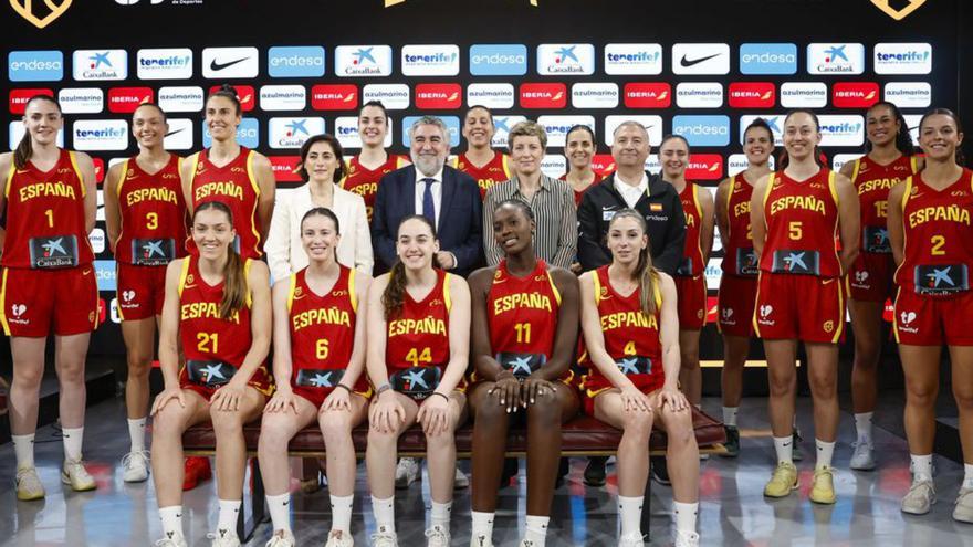 La foto oficial de la selección española femenina para el Eurobasket. | EFE/JUAN CARLOS HIDALGO