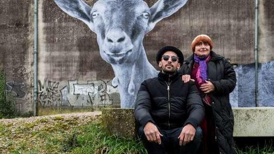 El artista visual JR y la directora de cine Agnès Varda, en un fotograma de &quot;Caras y lugares&quot;.