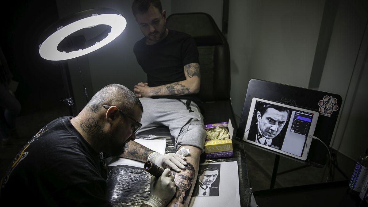El tatuador Jose Bandera, con un cliente ’reincidente’ desde hace 10 años, en su estudio Soul Hunter Tatto &amp; Piercing de L’Hospitalet de Llobregrat, a principios de mayo.