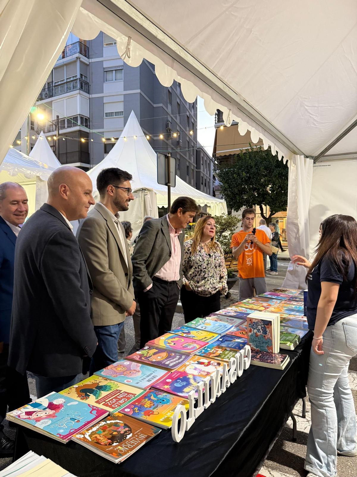 El alcalde de Alzira, Alfons Domínguez, y la concejal de Promoción Económica, en el centro, en la visita a un "stand".