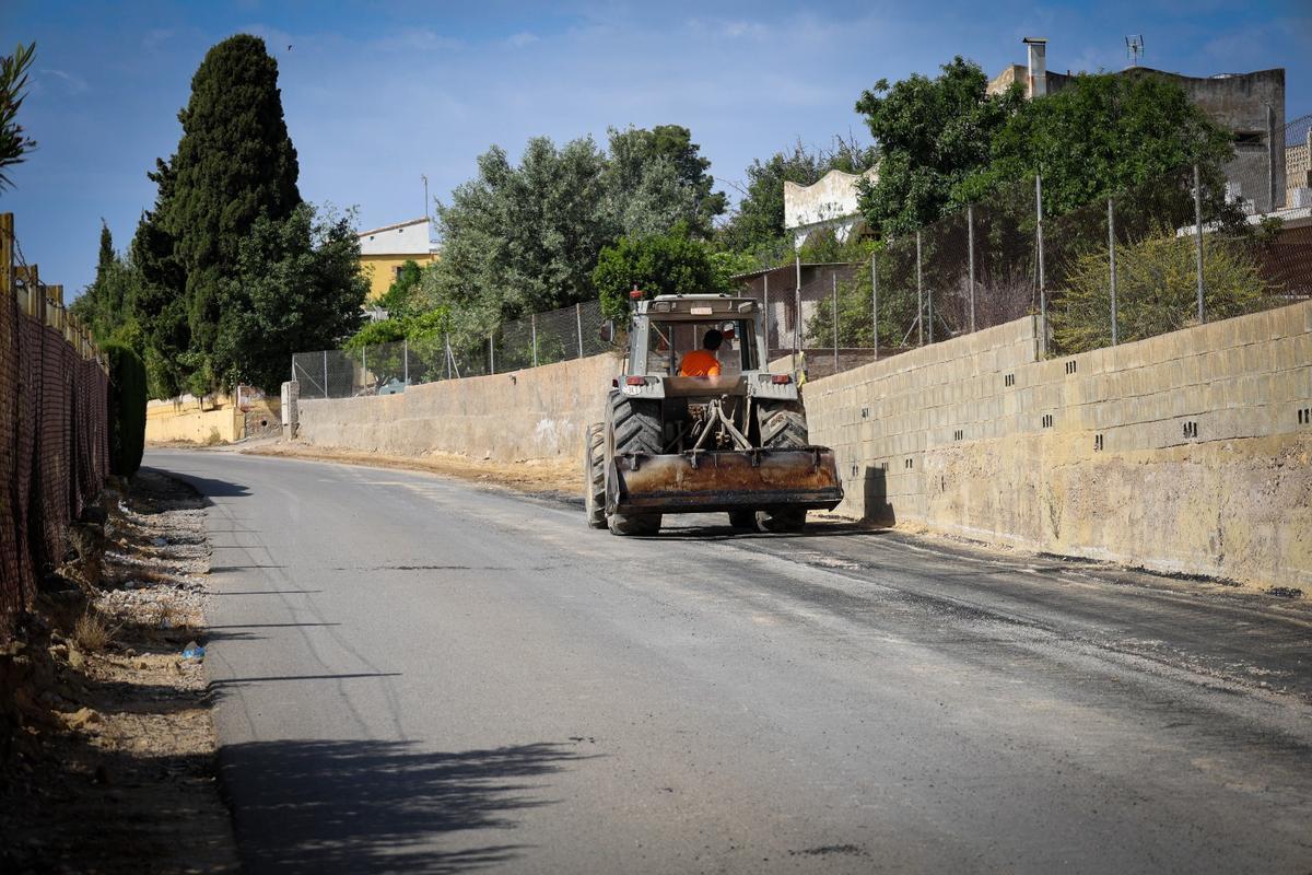 Los trabajos en un camino rural a cargo del Consell Agrari Local.