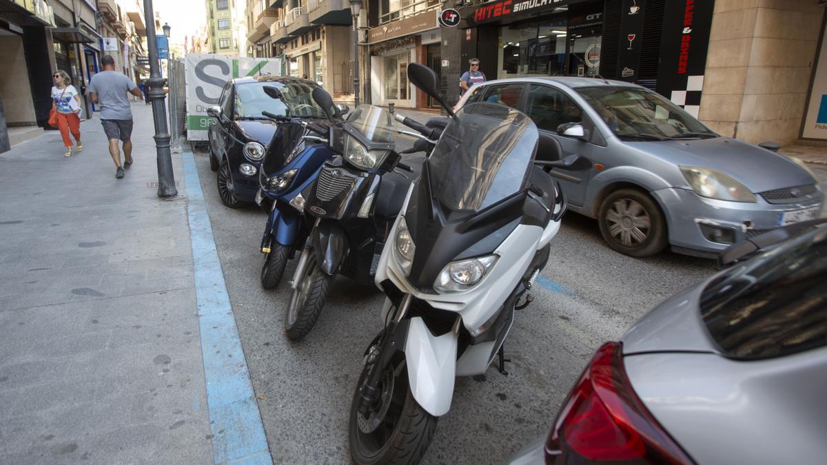 Motos aparcadas en zona azul, esta semana en el centro de Alicante