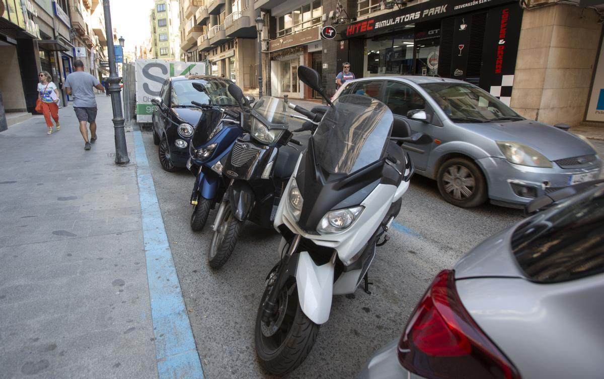 Motos aparcadas en zona azul, esta semana en el centro de Alicante