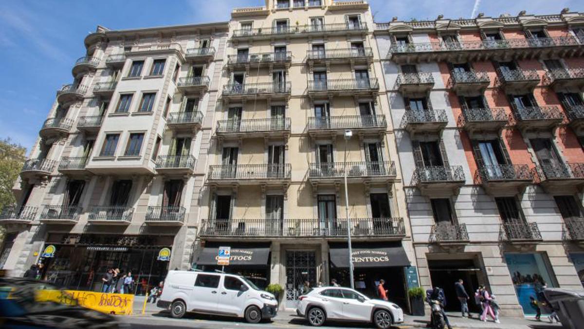 Edificio de la cale Balmes,16 donde vive una mujer en un piso de emergencia social