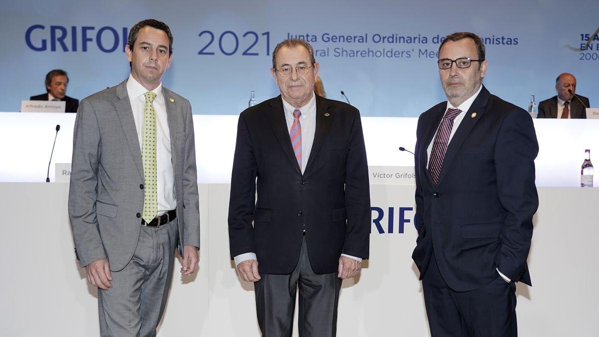 El expresidente de Grifols, Víctor Grifols (centro), junto a los coconsejeros delegados Raimon Grifols Roura y Víctor Grifols Deu.