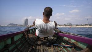 Gerard, un veterano de los currach, rema frente a la Mar Bella.