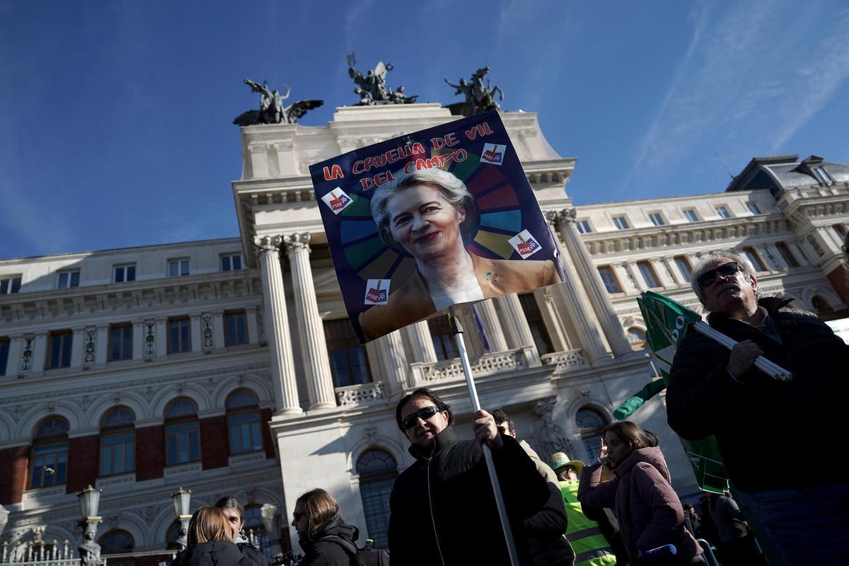 Protesta de agricultores y ganaderos ante el Ministerio de Agricultura, en Atocha, contra el acuerdo de libre comercio de Europa y Mercosur.