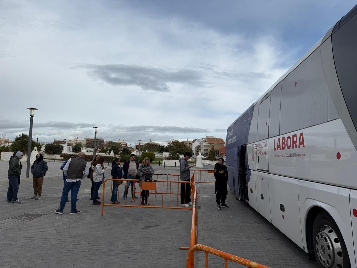 Visita del autobús Labora a Paterna.