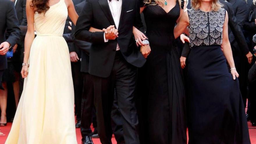 El debut de Julia. Julia Roberts pisó por primera vez la alfombra roja de Cannes y lo hizo con su habitual enorme sonrisa, que iluminó el desfile previo al estreno de &quot;Money monster&quot;, película dirigida por Jodie Foster y con George Clooney, que acudió junto a su esposa, Amal Clooney. Con un vestido negro de gran escote y un espectacular collar de diamantes con una gran esmeralda, la actriz fue la estrella absoluta de la noche.