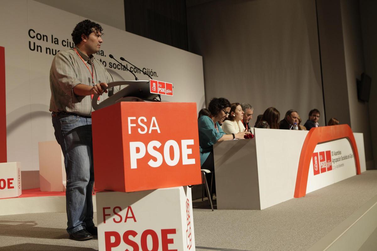 Iván Álvarez Raja, interviniendo desde el atril en un acto del PSOE en 2012.