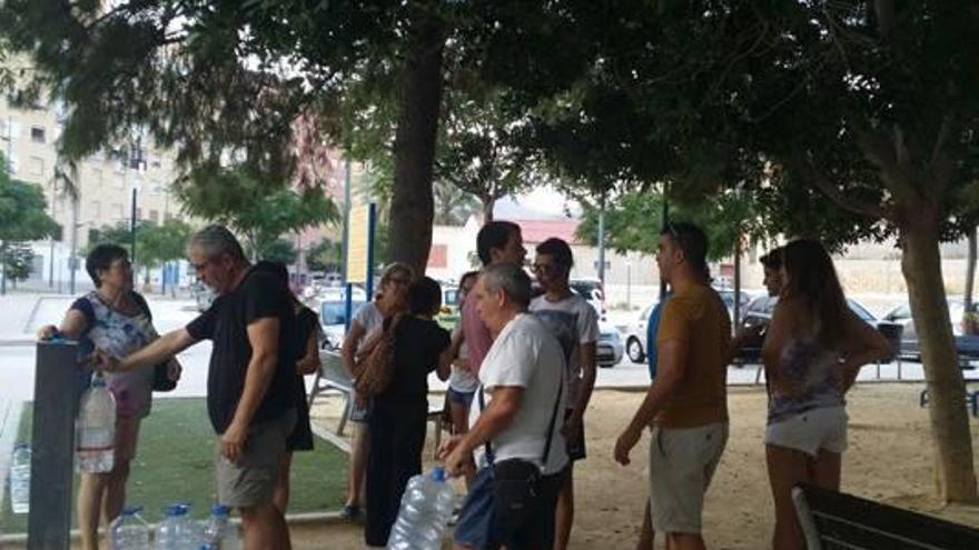 Afectados de Els Pontets protestaron ayer por la limitación del caudal de las fuentes públicas.