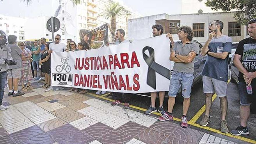 Un grupo de allegados al ciclista fallecido reclamó justicia ayer a las puertas del juzgado.