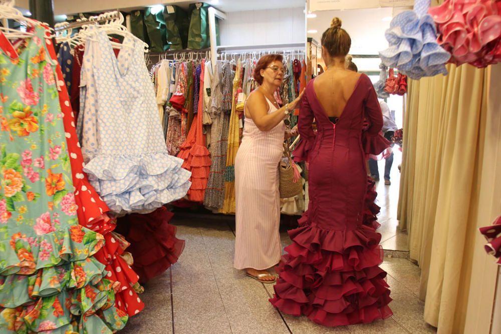 Los vestidos de flamenca que invadirán los próximos días tanto el Centro como el Real seguirán las tendencias ya vistas en la Feria de Abril