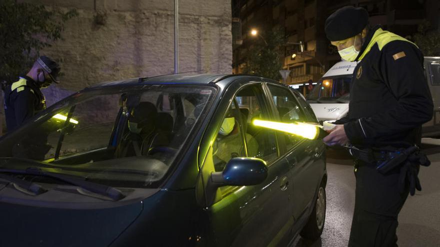 Control de la Policia Local de Manresa per garantir el toc de queda a les nits