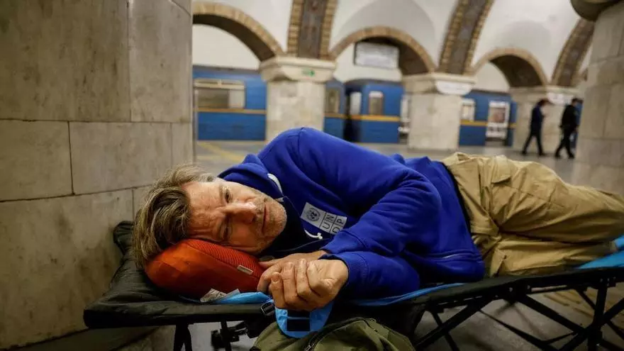 El actor que interpreta a Jaime Lannister en ‘Juego de tronos’ se refugia de los bombardeos rusos en el metro de Kiev