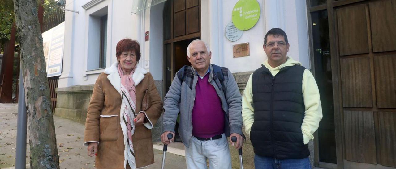 Balbino Barcia –centro– con otros dos afectados, ayer, a la entrada del despacho de la Valedora. |   // X.A.
