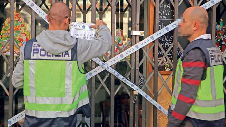 Dos policías nacionales, al clausurar un restaurante en Palma en diciembre de 2015.