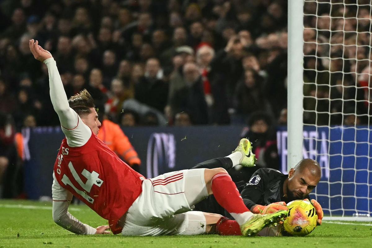 Viktor Gyokeres collides with goalkeeper Robert Sánchez.