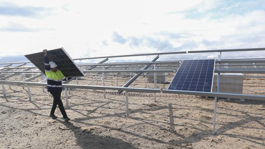 La macroplanta solar de la Plana Baixa tiende la mano para hacer compatible el proyecto con el centro logístico cerámico