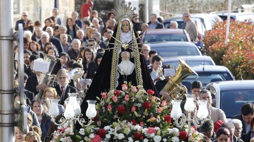 Procesión en la parroquia de San Salvador de Teis. // A. Villar