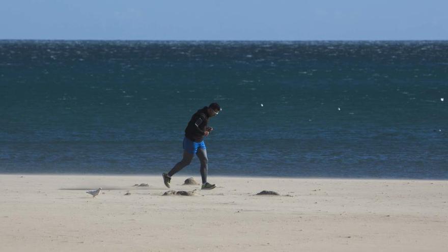 Las rachas de viento en la playa de San Juan dificultan hoy hasta hacer deporte