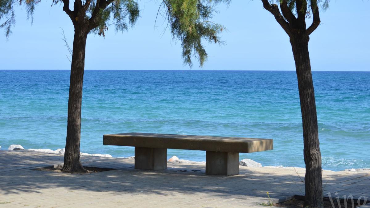 Paseo junto a la playa de Ocata, en el Masnou (Maresme, Barcelona)