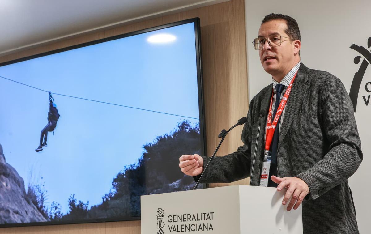 El alcalde de Elda, Rubén Alfaro, en la primera jornada de Fitur.