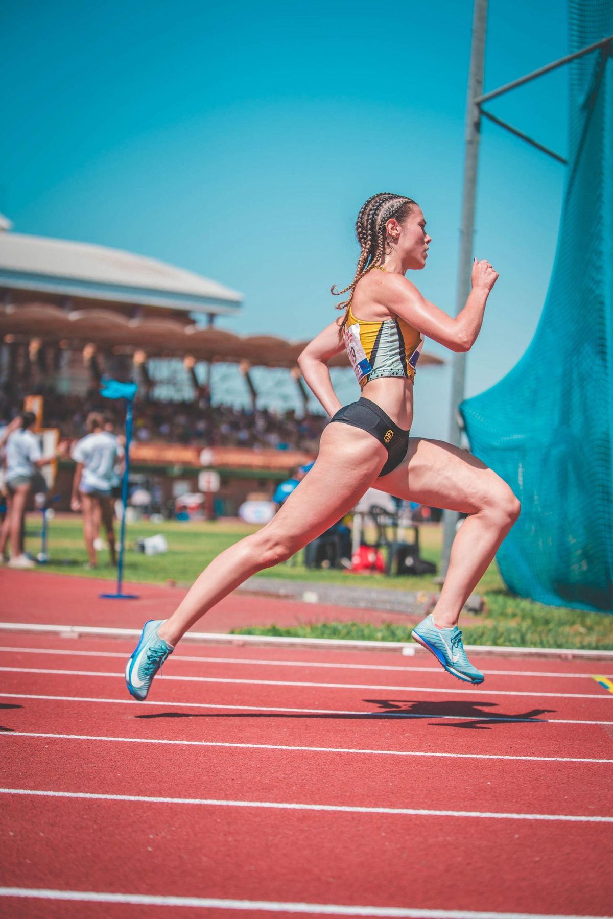La relevistra durante los últimos 100 metros de campeonato.