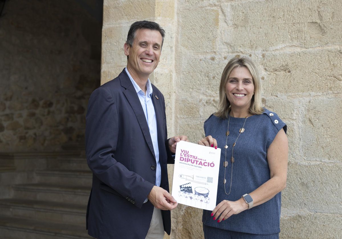 El diputat de Cultura, Alejandro Clausell, i la presidenta de la Diputació, Marta Barrachina, han presentat la programació cultural estiuenca.